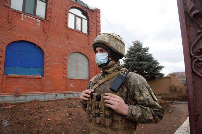 Un soldado ucraniano patrulla en una zona cercana de la frontera con Rusia.