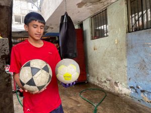 NEEDS.  (ball boy) 13 young people live in a house in La Comuna, after the flood, they assure that they have not received help.