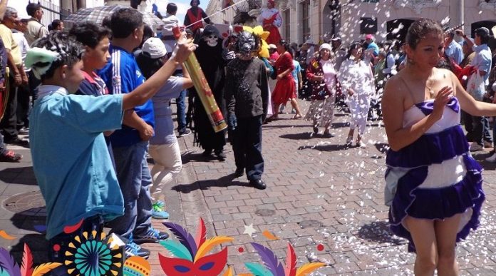 La agenda de carnaval busca reactivar el turismo en la capital ecuatoriana.