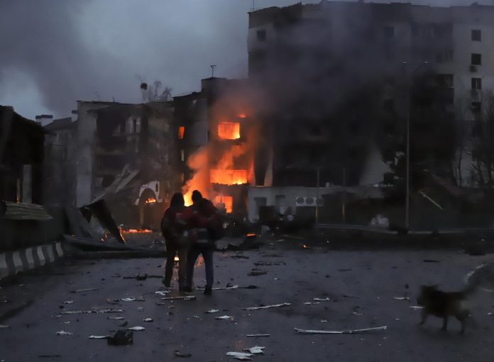 Habitantes de la población de Borodyanka, cerca de Kiev, miran el resultado de un ataque ruso.
