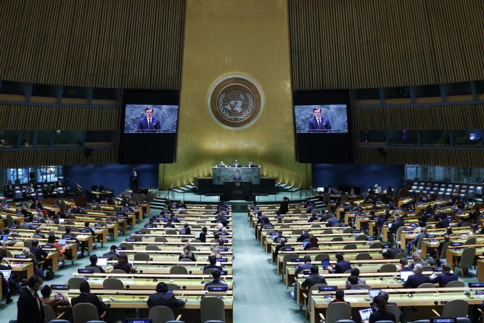 La aprobación del documento fue acogida por aplausos por los representantes mundiales.