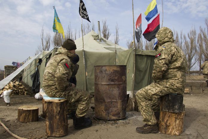 Imagen de archivo de militares ucranianos en un puesto de control de una carretera que une Mariupol y Donetsk.