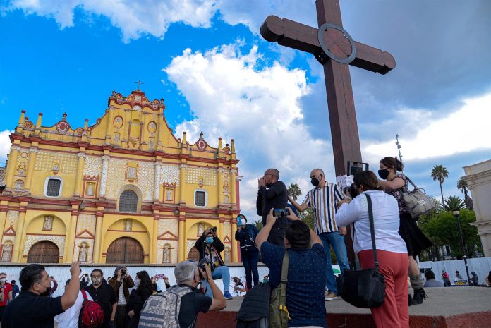 Un grupo de periodistas se manifiesta, antes de la inauguración del Encuentro Nacional de Periodistas en Chiapas.