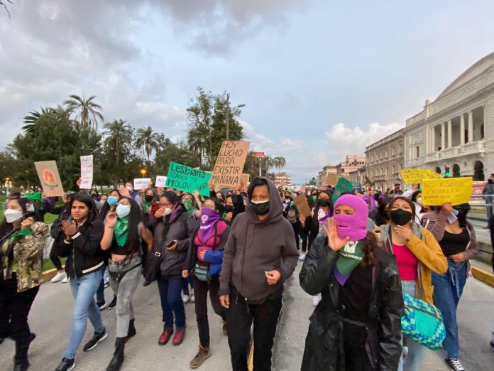 Casi 400 mujeres llegaron a la marcha, en Quito.