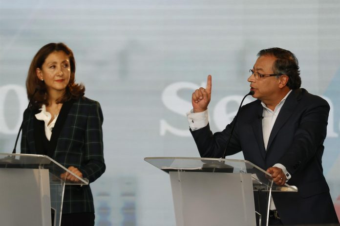 Los candidatos a la presidencia de Colombia Íngrid Betancourt (i) y Gustavo Petro (d), durante el primer debate presidencial.
