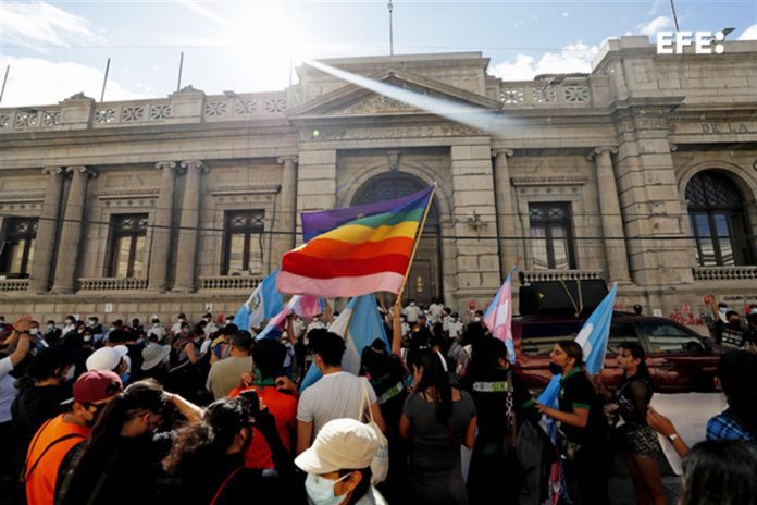 Ciudadanos guatemaltecos protestan contra la ley antiaborto y antiminorías.