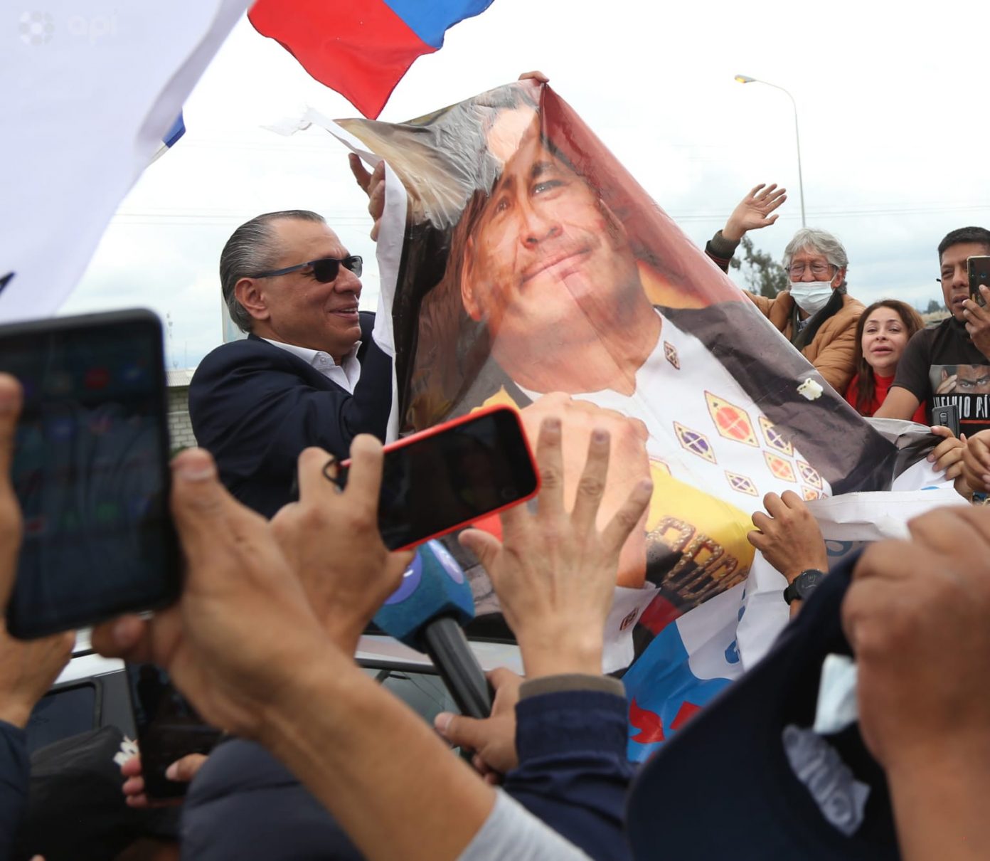 Jorge Glas, libre y celebrando a pesar de estar sentenciado por corrupto