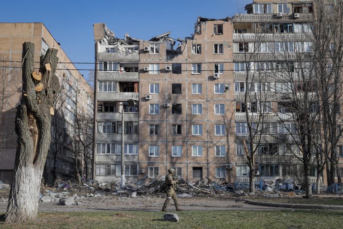 Mariúpol y otras ciudades del sur y este de Ucrania siguen bajo asedio y ataque ruso.