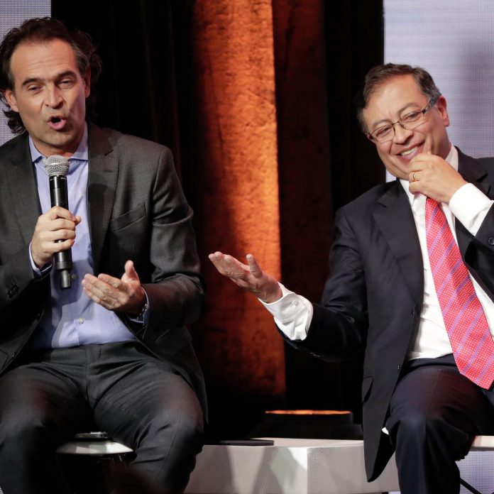 El candidato derechista Federico Gutiérrez (i.) y su rival, Gustavo Petro, durante un debate de la primera vuelta.