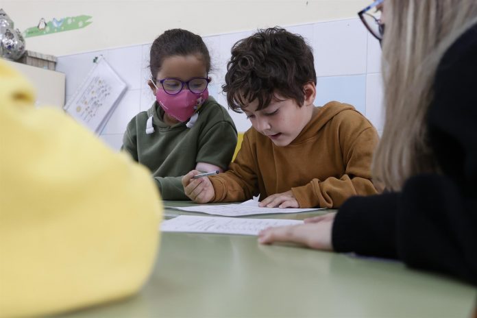 Dos niños asisten a clase en el primer día sin mascarillas en las aulas este miércoles en Madrid.