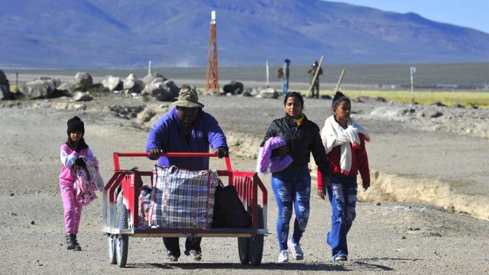 En familias o en grupos más grandes, el flujo de venezolanos que intenta llegar a territorio chileno es continuo.